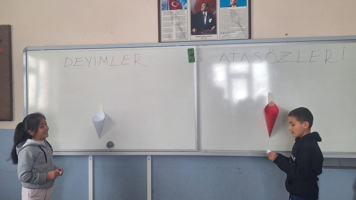 3/A Sınıfı Deyim ve Atasözlerini Ayırt Ediyor.